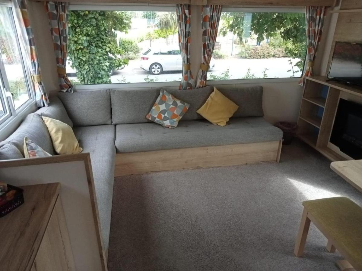 New 2 Bed With Decking In Rockley Park Dorset Near The Sea *