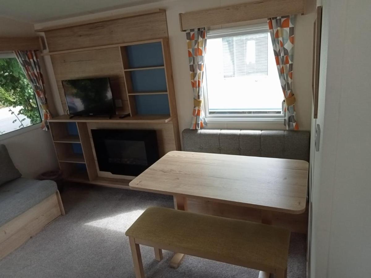 New 2 Bed With Decking In Rockley Park Dorset Near The Sea Holiday home