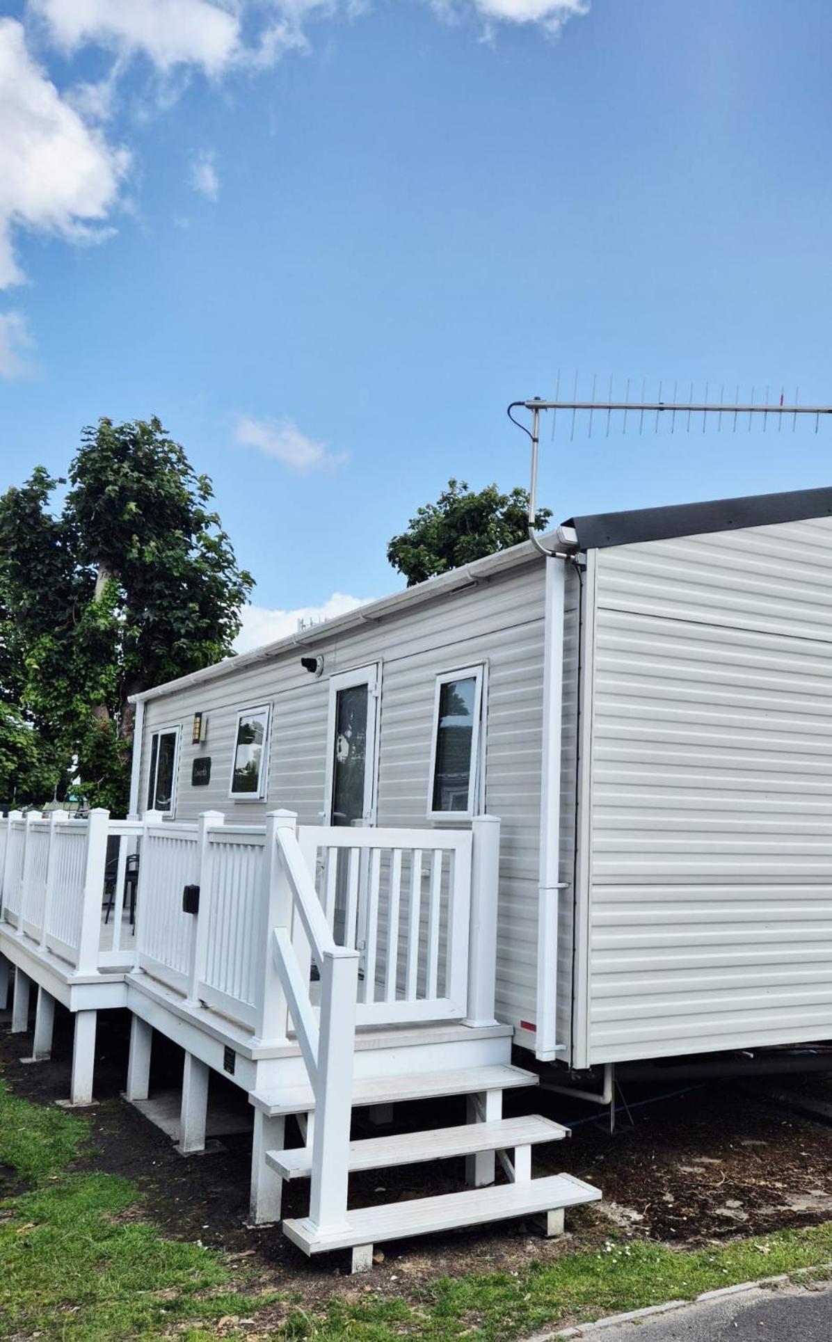 New 2 Bed With Decking In Rockley Park Dorset Near The Sea