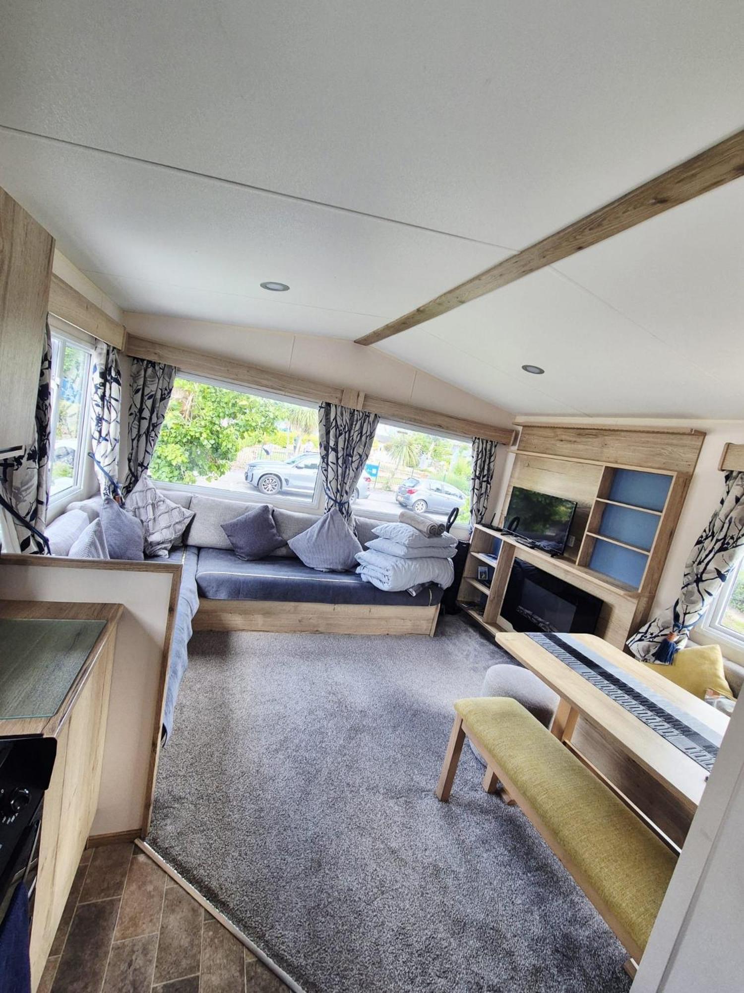 New 2 Bed With Decking In Rockley Park Dorset Near The Sea